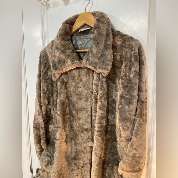 Elegant Faux Fur Long Coat - Picture 3 of 12